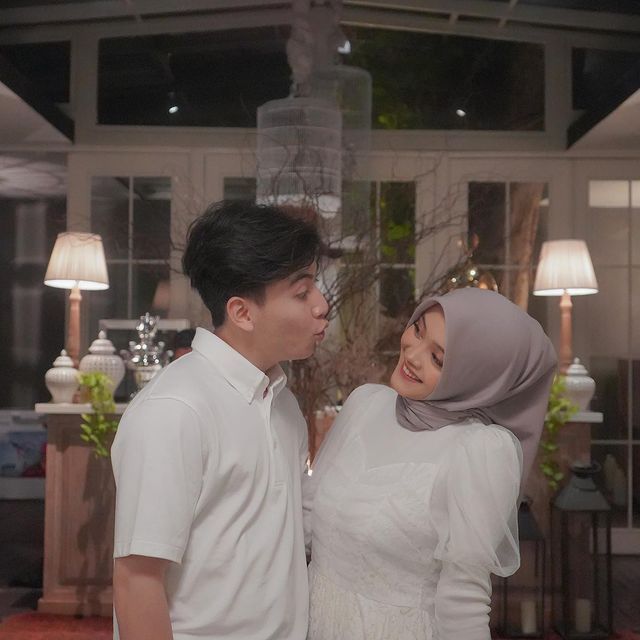 Putri Delina tampak akrab dan dekat dengan keluarga sang kekasih Jeffry Reksa yang beda agama. Yuk intip potret kebersamaannya!