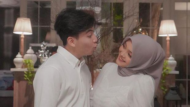 Putri Delina tampak akrab dan dekat dengan keluarga sang kekasih Jeffry Reksa yang beda agama. Yuk intip potret kebersamaannya!