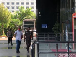 Bermasker Merah Putih, Ketua DPRD DKI Penuhi Panggilan KPK