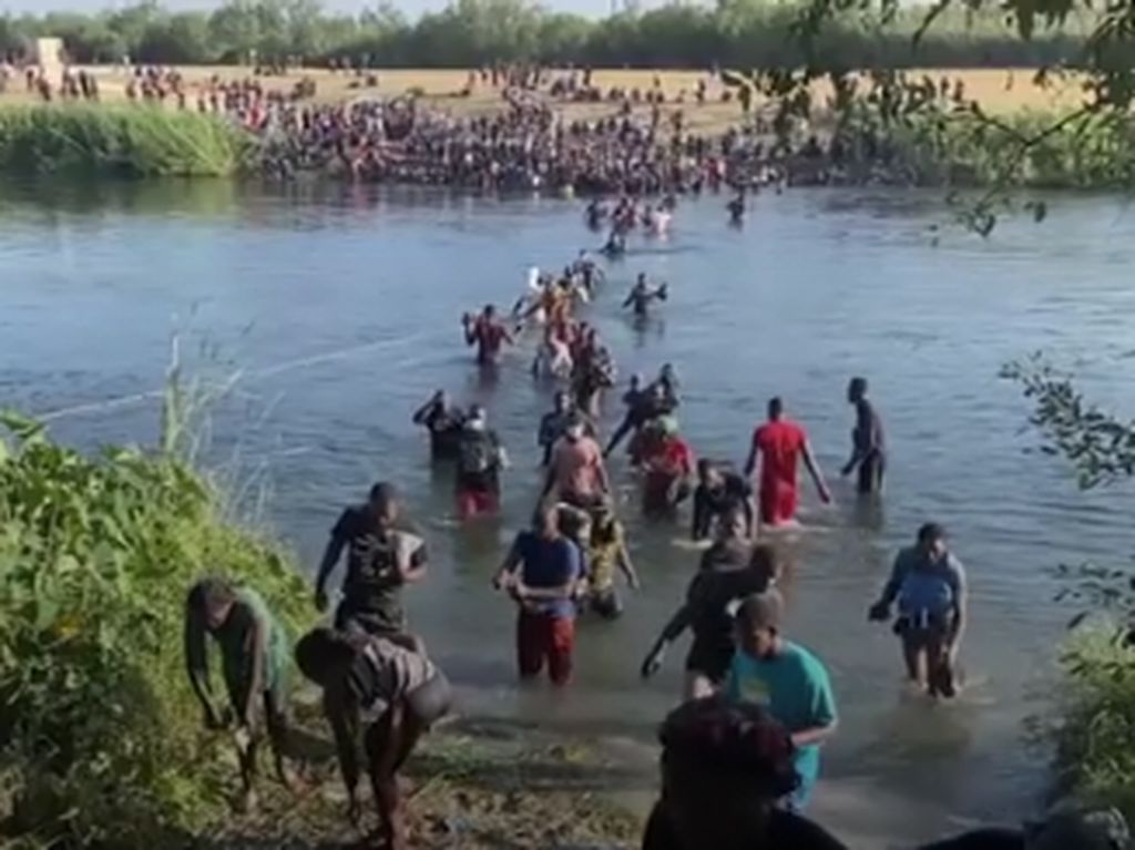 Ribuan Imigran Haiti Seberangi Sungai ke Meksiko