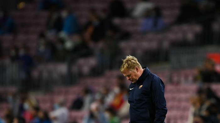 BARCELONA, SPAIN - SEPTEMBER 20: Head coach Ronald Koeman of FC Barcelona looks down during the La Liga Santander match between FC Barcelona and Granada CF at Camp Nou on September 20, 2021 in Barcelona, Spain. (Photo by David Ramos/Getty Images)