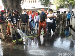 Sambut Hari Jadi ke 211, Alun-alun Kota Bandung Dibersihkan Warga