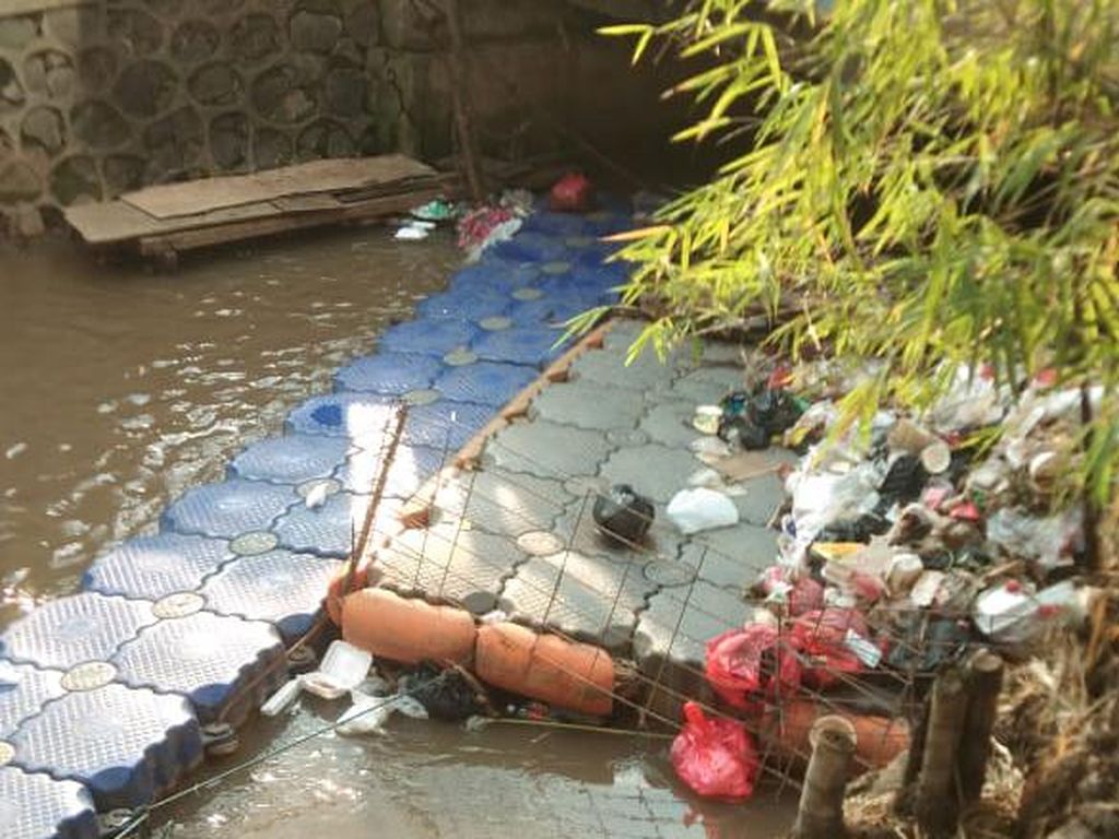 Sampah Kali Dekat Kelurahan Rawa Bunga Perlu Diangkut untuk #CegahBanjir