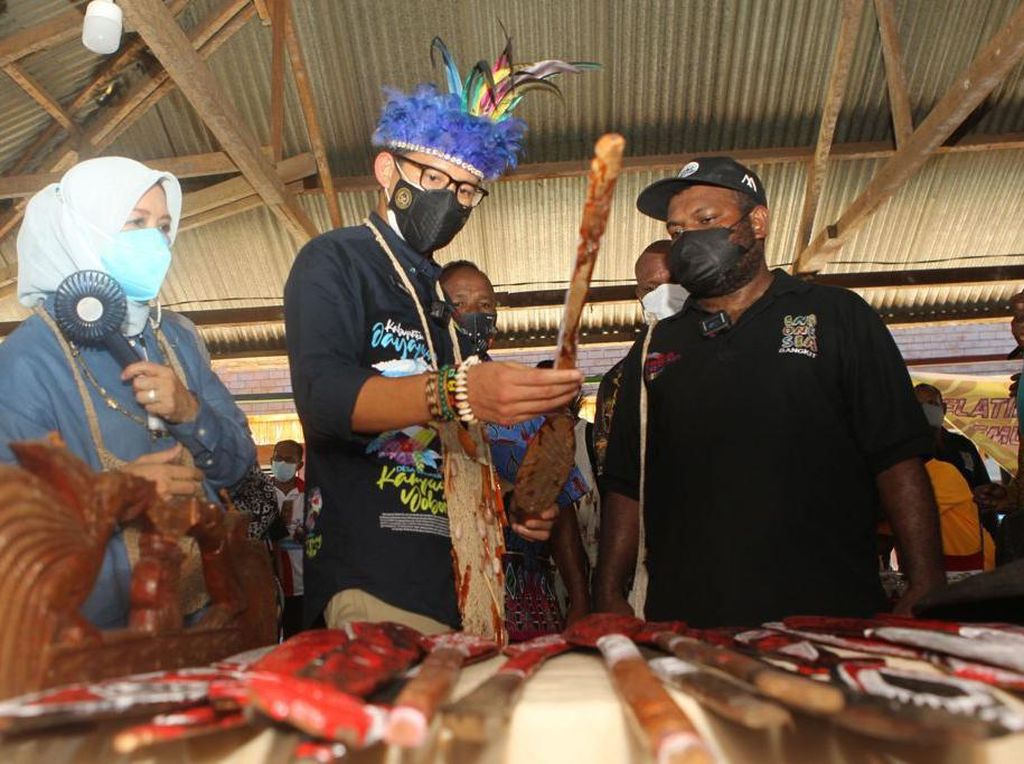 Sandi Jadi Menteri Pertama yang Kunjungi Kampung Yoboi Papua