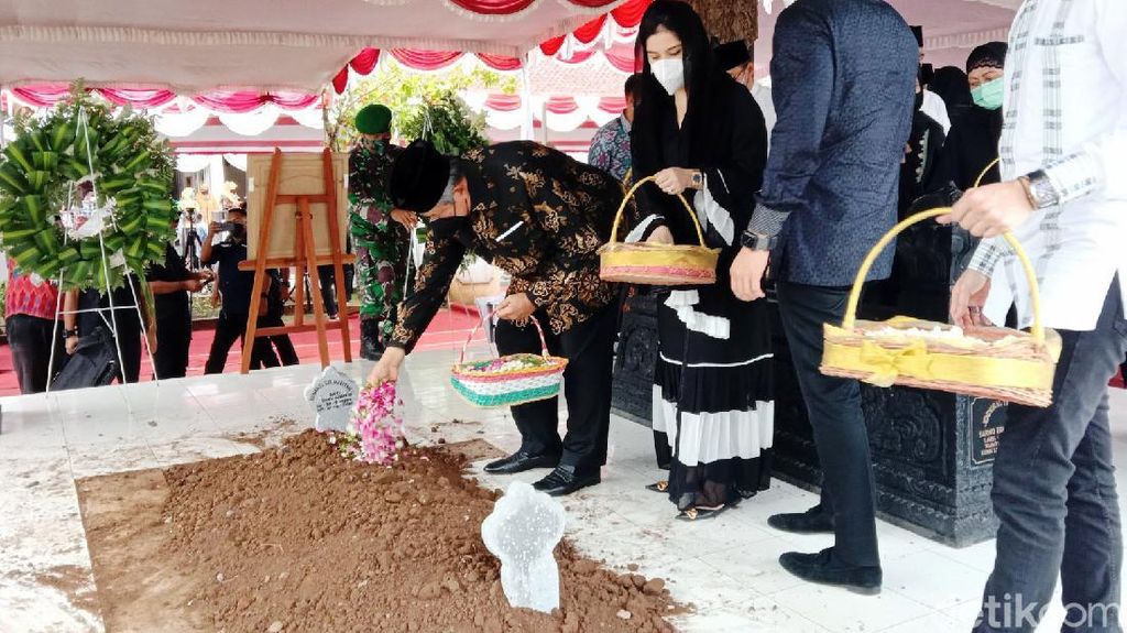 SBY Hadiri Pemakaman Ibu Mertua di Purworejo