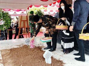 SBY Hadiri Pemakaman Ibu Mertua di Purworejo SBY Hadiri Pemakaman Ibu Mertua di Purworejo
