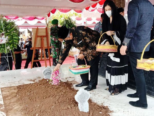 SBY Hadiri Pemakaman Ibu Mertua di Purworejo