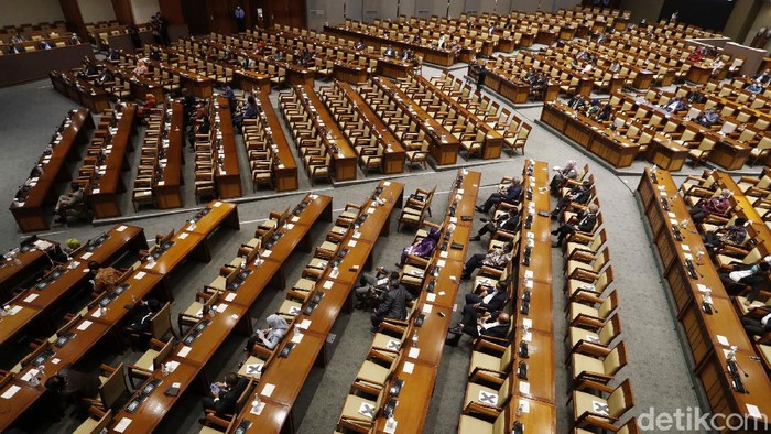 Sepinya Rapat Paripurna DPR DPR menggelar rapat paripurna hari ini. Di masa pandemi ini, rapat dihadiri 58 anggota. Sementara 198 hadir virtual dan yang izin 64 anggota.