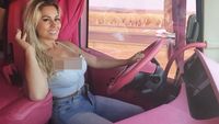 8 Foto Supir Truk yang Jadi Selebgram, Penampilan Seksinya Mengundang Kritik