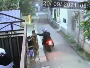 Emak-emak Lagi Belanja Sayuran Dijambret di Tangsel, Kalung Emas Raib Emak-emak Lagi Belanja Sayuran Dijambret di Tangsel, Kalung Emas Raib