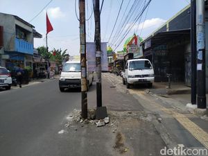 Deadline Lewat, Masih Banyak Tiang Makan Badan Jalan di Ciputat Timur