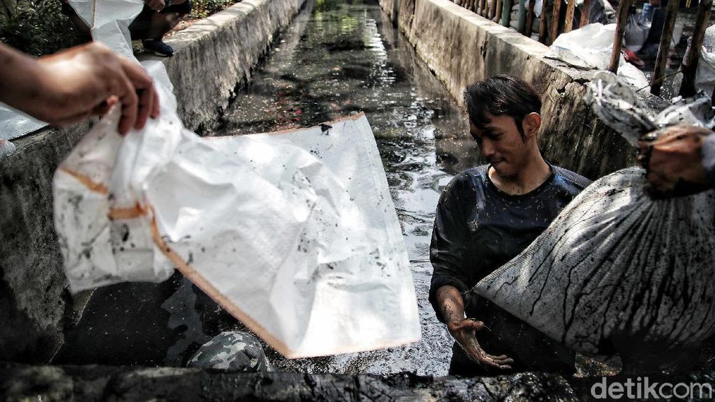 TNI AL Turun Tangan Bantu Bersihkan Saluran Air di Jakarta