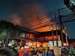 Sudah 2 Jam, Kebakaran Swalayan di Cilandak KKO Belum Padam