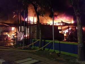 Si Jago Merah Lahap Toko Swalayan di Cilandak Jaksel Si Jago Merah Lahap Toko Swalayan di Cilandak Jaksel