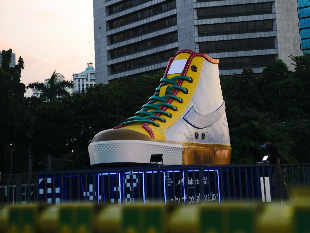 Viral Tugu Sepatu Jakarta Korban Vandalisme, Ternyata Ini Makna Pembuatannya