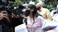 Potret Tyna Kanna Jalani Sidang Cerai Perdana