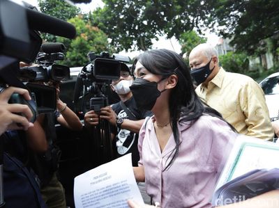 Potret Tyna Kanna Jalani Sidang Cerai Perdana