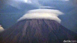 Uniknya Gunung Semeru Bertopi Awan
