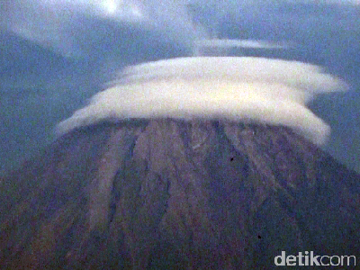 Uniknya Gunung Semeru Bertopi Awan