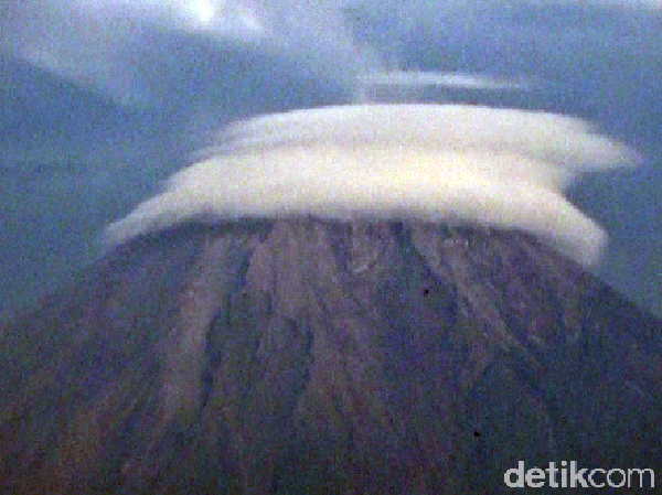 Uniknya Gunung Semeru Bertopi Awan