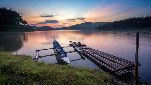 Sermo reservoir is located in Kulon Progo, Yogyakarta. Here you can see a beautiful sunrise with a fishing boat.