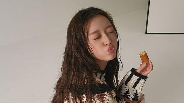 Biasa Tampil Cute, YooA Oh My Girl Bikin Heboh saat Unggah Foto Seksi