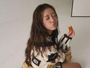 Biasa Tampil Cute, YooA Oh My Girl Bikin Heboh saat Unggah Foto Seksi