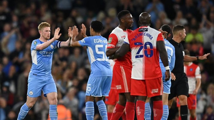 MANCHESTER, ENGLAND - SEPTEMBER 21: Kevin De Bruyne of Manchester City celebrates after scoring their sides first goal with team mate CJ Egan-RIley during the Carabao Cup Third Round match between Manchester City and Wycombe Wanderers F.C. at Etihad Stadium on September 21, 2021 in Manchester, England. (Photo by Gareth Copley/Getty Images)