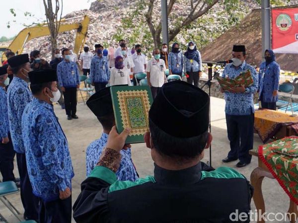 5 Pejabat Blora Ini Dilantik di Tengah Gunungan Sampah