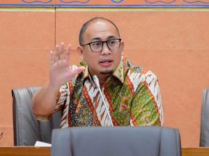 Andre Rosiade Minta Komitmen Erick Dukung Penerbangan Garuda untuk Haji Andre Rosiade Minta Komitmen Erick Dukung Penerbangan Garuda untuk Haji