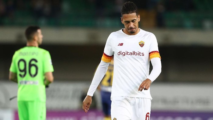 VERONA, ITALY - SEPTEMBER 19: Chris Smalling of AS Roma looks dejection at the end of the Serie A match between Hellas and AS Roma at Stadio Marcantonio Bentegodi on September 19, 2021 in Verona, Italy. (Photo by Marco Luzzani/Getty Images)