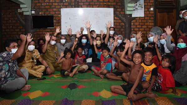 7 Gaya Nadiem Blusukan dan Menginap di Dalam Hutan Jambi