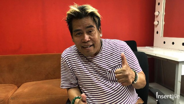 Gosip Terkini Selebriti Insertlive : Tangis Bopak Castello Pecah Bertemu Jemaah Umrah yang Mirip Mendiang Ibunda