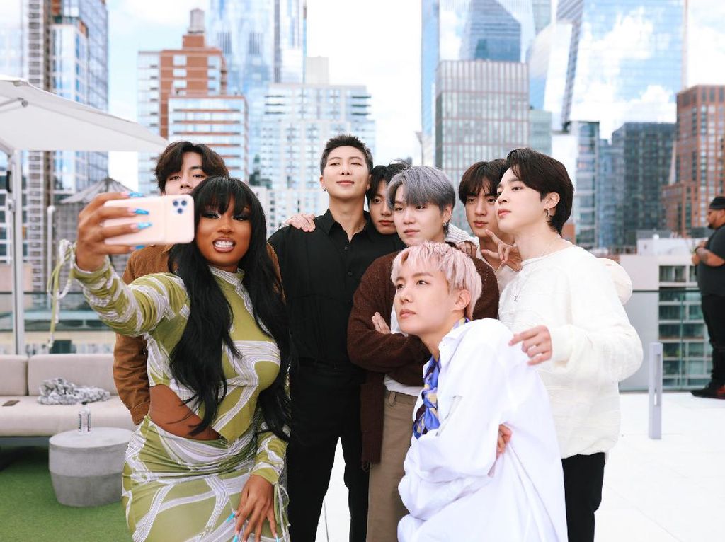 Momen Pertemuan Megan Thee Stallion dan BTS di New York Momen Pertemuan Megan Thee Stallion dan BTS di New York