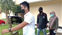 Potret Bupati Koltim Usai Diperiksa di Polda Sultra Terkait OTT KPK