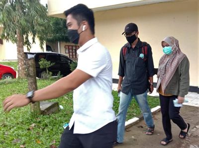 Potret Bupati Koltim Usai Diperiksa di Polda Sultra Terkait OTT KPK
