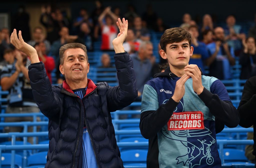 MANCHESTER, ENGLAND - SEPTEMBER 21: Players of Manchester City and Wycombe Wanderers observe a minutes applause in memory of Jimmy Greaves MBE ahead of the Carabao Cup Third Round match between Manchester City and Wycombe Wanderers F.C. at Etihad Stadium on September 21, 2021 in Manchester, England. (Photo by Gareth Copley/Getty Images)