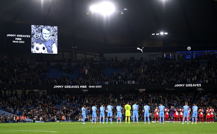 MANCHESTER, ENGLAND - SEPTEMBER 21: Players of Manchester City and Wycombe Wanderers observe a minutes applause in memory of Jimmy Greaves MBE ahead of the Carabao Cup Third Round match between Manchester City and Wycombe Wanderers F.C. at Etihad Stadium on September 21, 2021 in Manchester, England. (Photo by Gareth Copley/Getty Images)