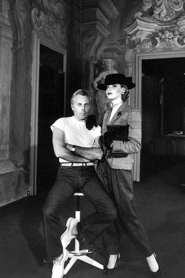 Giorgio Armani dengan ciri khas desain power suit/