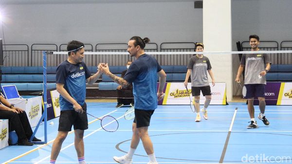 Foto: Fun Match Badminton Vindes Vs Owi/Butet, Seru Banget!