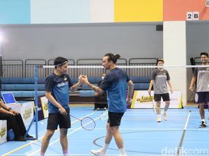 Foto: Fun Match Badminton Vindes Vs Owi/Butet, Seru Banget! Foto: Fun Match Badminton Vindes Vs Owi/Butet, Seru Banget!