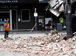 Puing-puing Berserakan di Kota Melbourne Usai Dihantam Gempa Langka