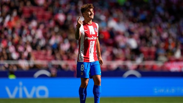 Atletico Madrids Antoine Griezmann reacts during a Spanish La Liga soccer match between Atletico Madrid and Athletic Bilbao at Wanda Metropolitano stadium in Madrid, Spain, Saturday, Sept. 18, 2021. (AP Photo/Manu Fernandez)