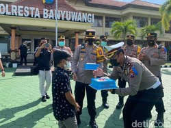 Saat Bocah Autoimun Kado Kue Tar untuk Polisi di HUT ke-66 Sat Lantas