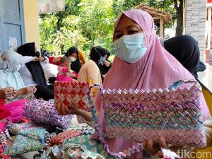Ibu-ibu Kreatif Majalengka, Ubah Sampah Plastik Jadi Tas dan Tikar