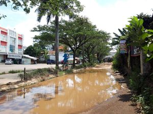 Melihat Jalan Rusak Viral yang Dipakai Warga Tangkap Ikan di Tangerang