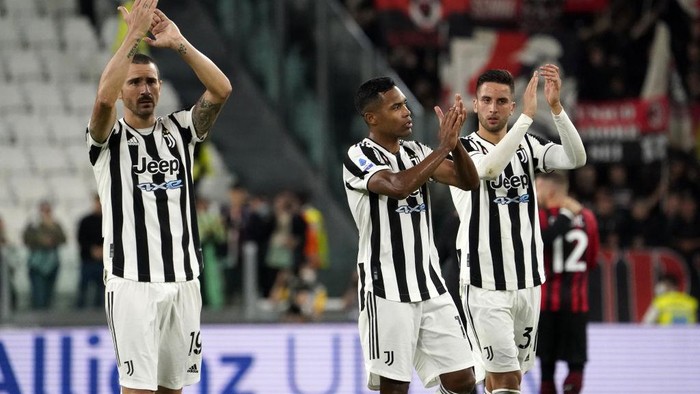 TURIN, ITALY - SEPTEMBER 19:  (L-R) Leonardo Bonucci. Alex Sandro and Rofrigo Betancur greet their fans at the end of the match of he Serie A match between Juventus and AC Milan at  on September 19, 2021 in Turin, Italy. (Photo by Pier Marco Tacca/Getty Images)