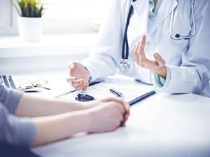 Terungkap! Ini Alasan Tulisan Dokter Sulit Dibaca Seperti Ceker Ayam Terungkap! Ini Alasan Tulisan Dokter Sulit Dibaca Seperti Ceker Ayam