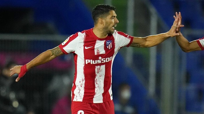 Atletico Madrids Luis Suarez celebrates after scoring his sides opening goal during the Spanish La Liga soccer match between Getafe and Atletico Madrid at the Coliseum Alfonso Perez stadium in Getafe, outskirts of Madrid, Spain, Tuesday, Sept. 21, 2021. (AP Photo/Manu Fernandez)
