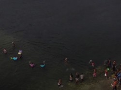 Melihat dari Langit, Momen Imigran Haiti Menyeberang ke Meksiko